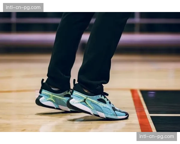 产业评论：篮球装备品牌推出针对内线球员的专项防守训练鞋，强调侧向支撑